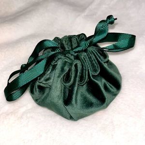 NWOT Green velvet round jewelry pouch with drawstring